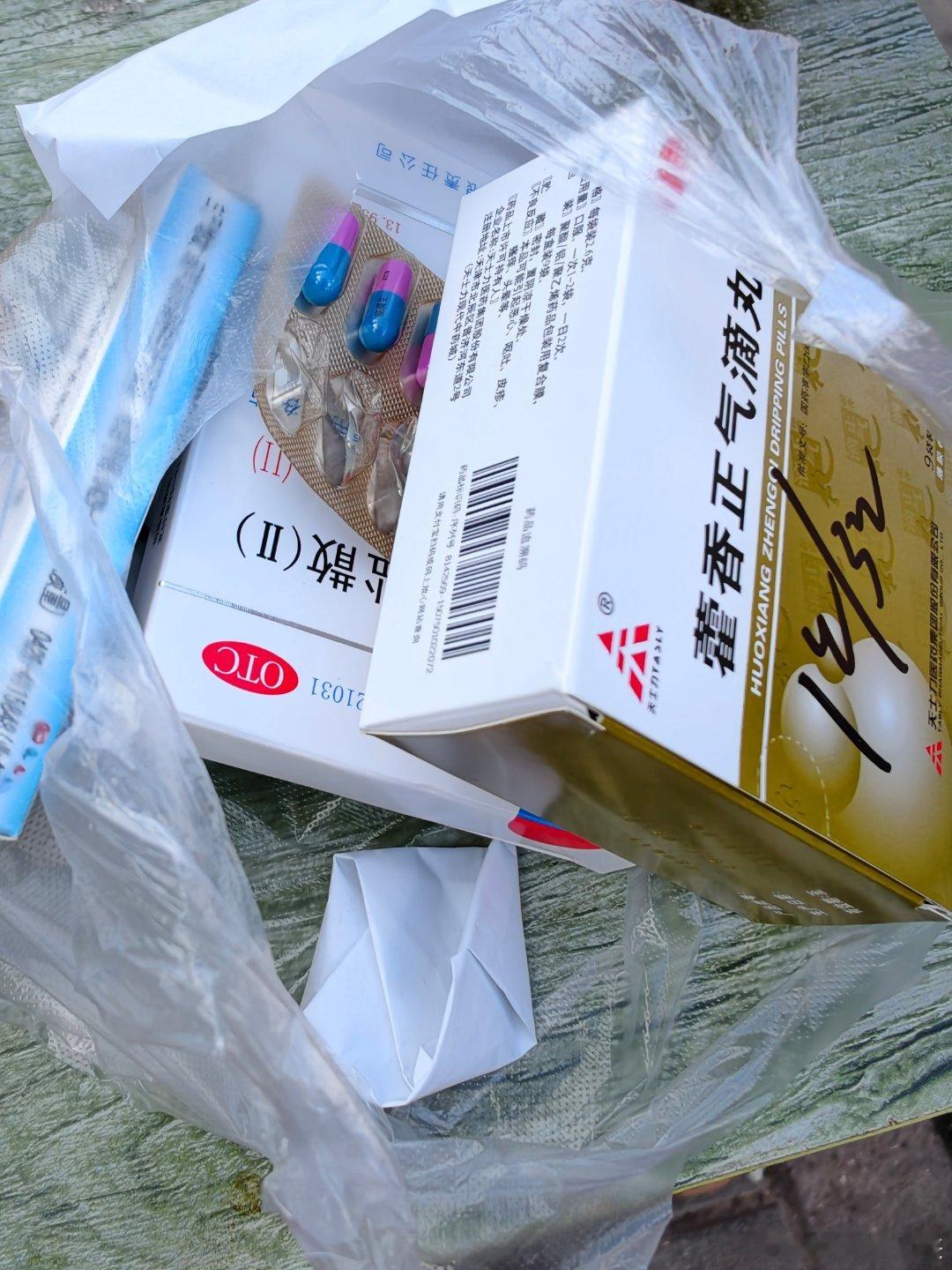 今天我媳妇犯了急性肠胃炎，去了一个诊所，拿了一些药，还都些散药，98块，我心印象
