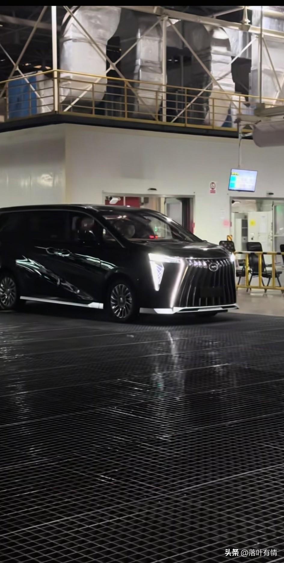 谁也想不到广汽传祺M8HEV能这么受欢迎，M8系列
今年的销量大排行：

202