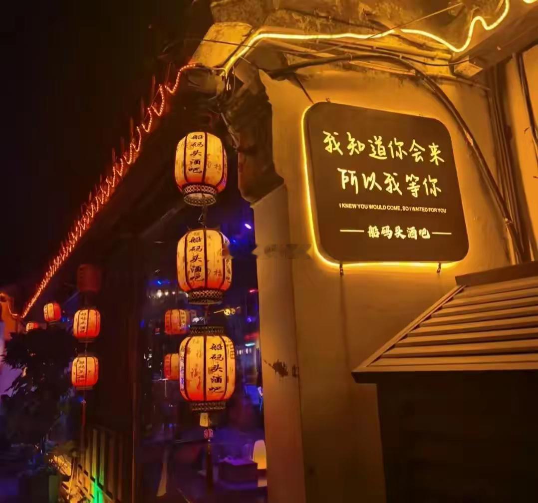 水瓶座，是创新与变革的代名词。他们敢于挑战传统，勇于尝试新事物。离家后，他们更是