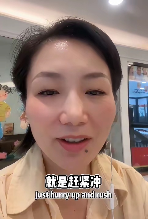 刚办完新加坡移民，转头就开班教国人“海外生存礼仪”了。说咱们说话太响、地铁抢座、