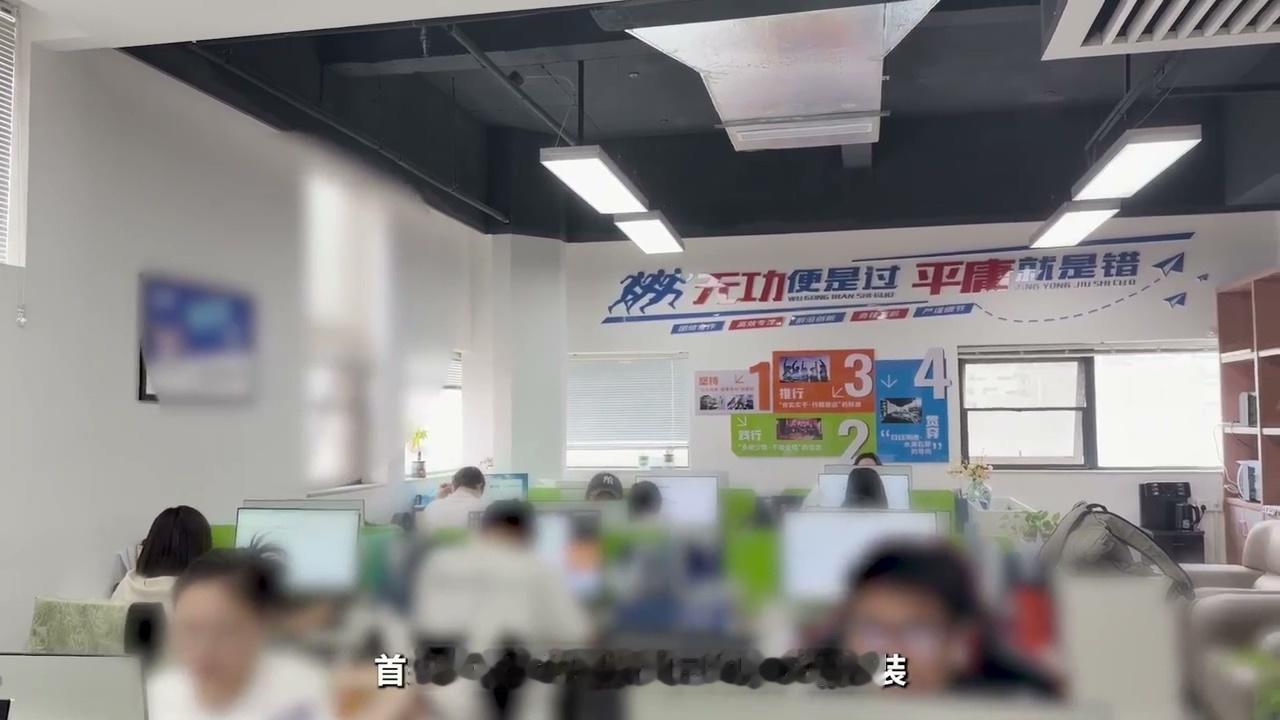 花近万请的高报师用AI免费生成结果县城家庭本就预算有限，没必要高价找高报师。千问