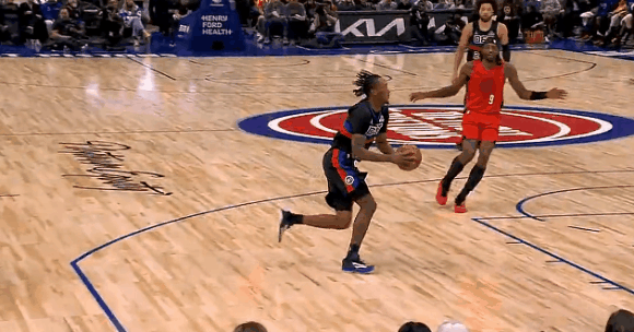 罗威这身体素质杨瀚森真比不了！
在今天NBA常规赛开拓者对阵活塞的第四节比赛中，