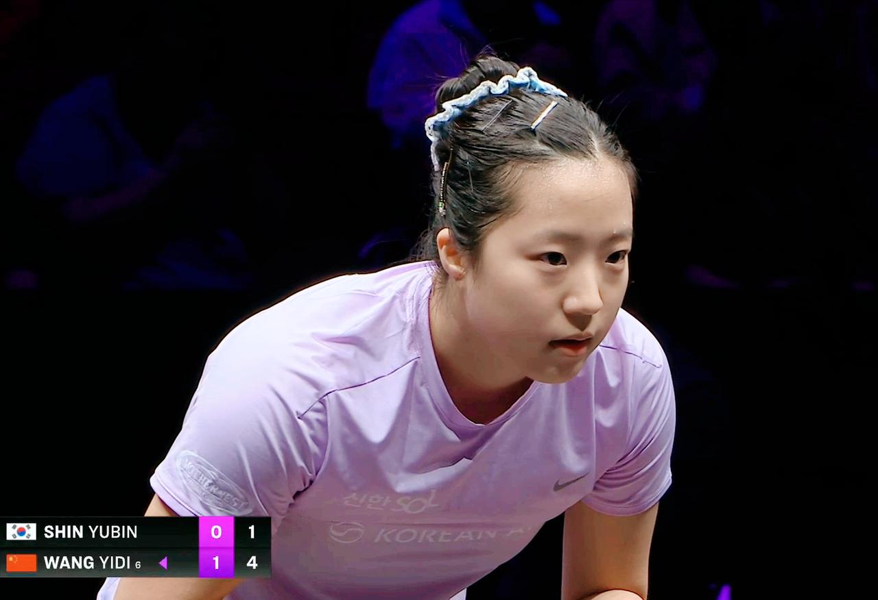 申裕斌就是简配版王艺迪，怎么打？
小申优势是反手速度和力量，
但是在大迪面前，就