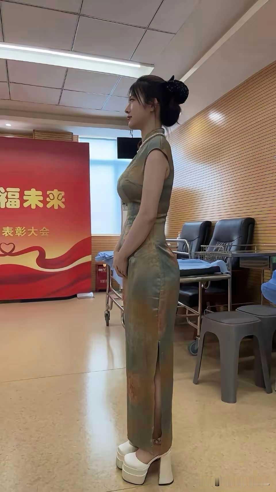 那些颜值出众的女服务员
最后都嫁给了谁
答案很现实
很多人好奇
酒店、商场、餐厅