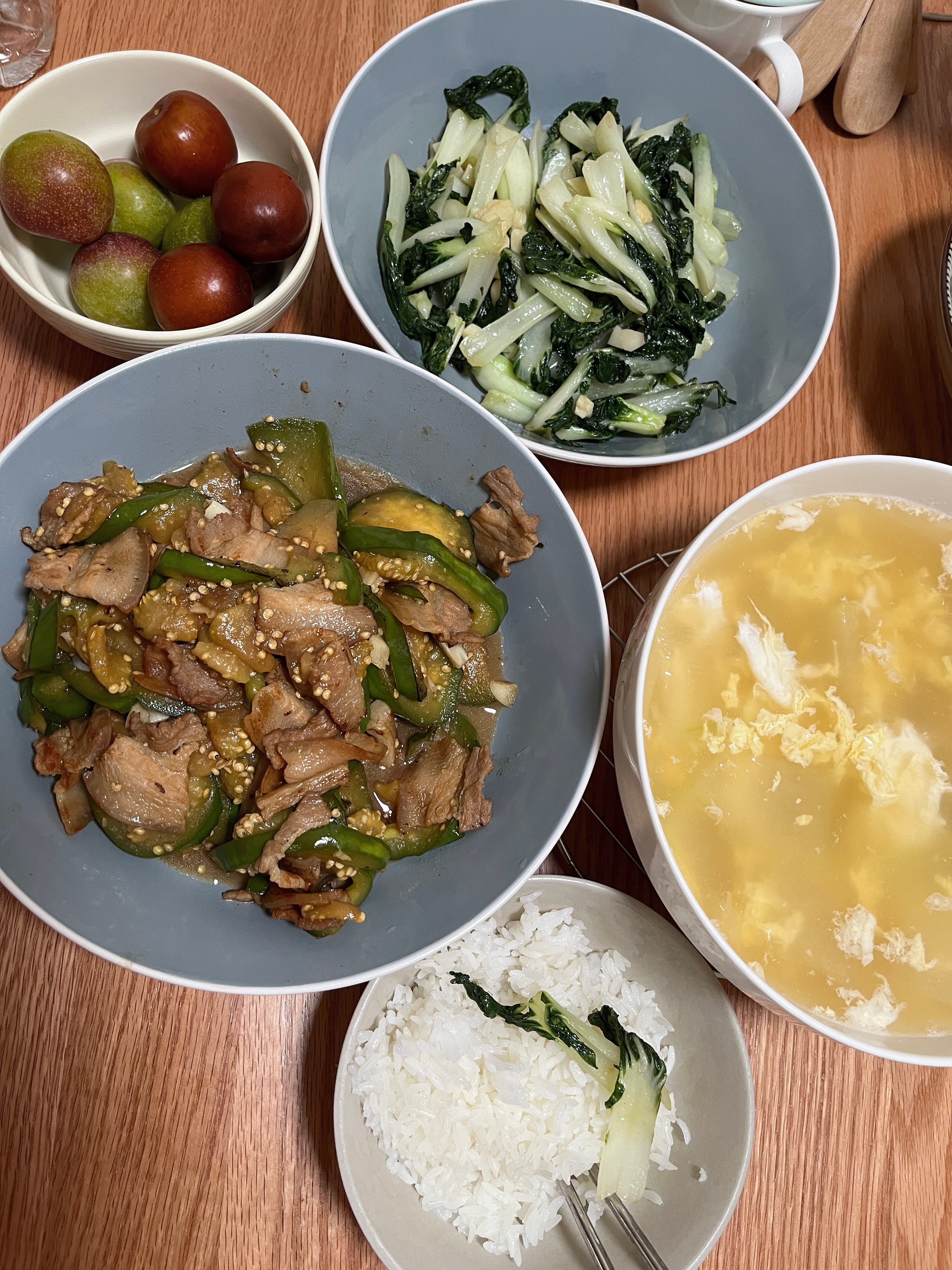 昨天做了一天家务实在没力气做饭了。让康百万做饭，他就做的很敷衍。因为天气热，他也