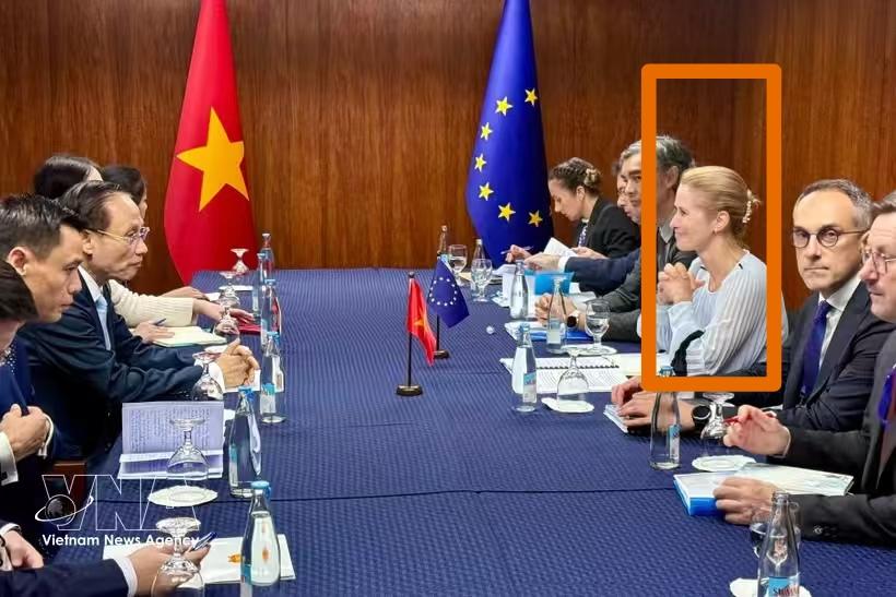 欧盟外交与安全政策高级代表卡娅在越南外长黎怀忠面前显得一脸娇羞！

据越通社河内