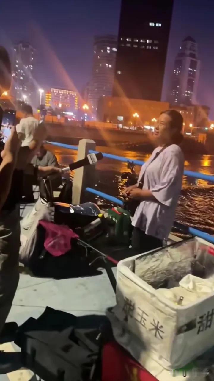 安徽速度太快了！第一个慰问“玉米大姐”刘世荣的是安徽界首，第一个大半夜电视台采访