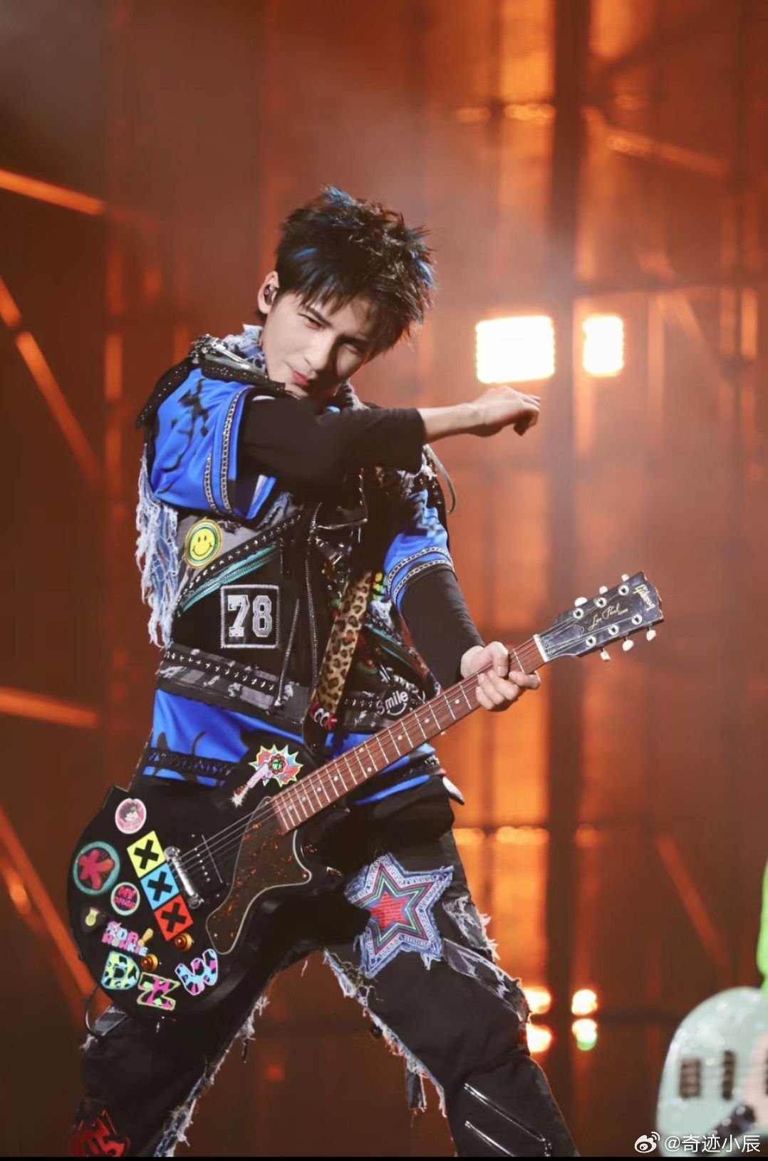 大张伟大张伟青一块紫一块地回家了 大老师太惨了！被陈哲远在黑暗里误伤肚子，还被掐