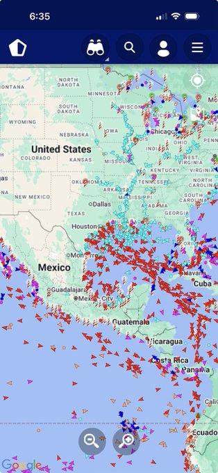 霍尔木兹海峡航运受阻后，大量的船队涌入美国海岸装载原油。

3年前，全球的石油有