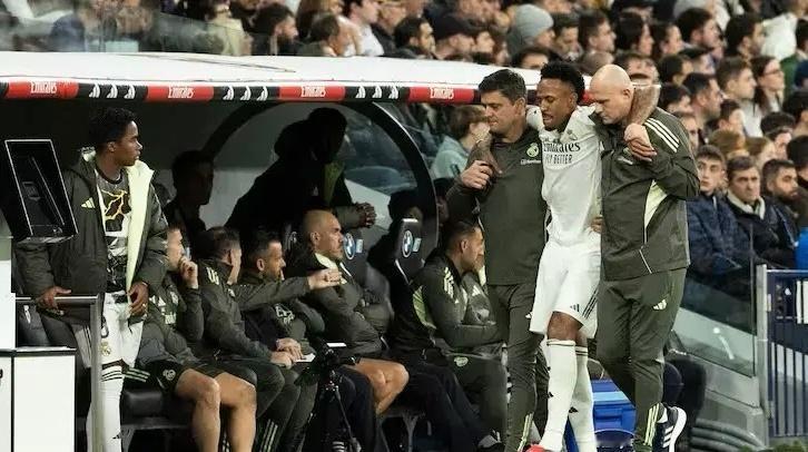 皇马10个后卫伤停8人，下轮只剩吕迪格和阿森西奥俩后卫了不会整出卡马文加左后卫+