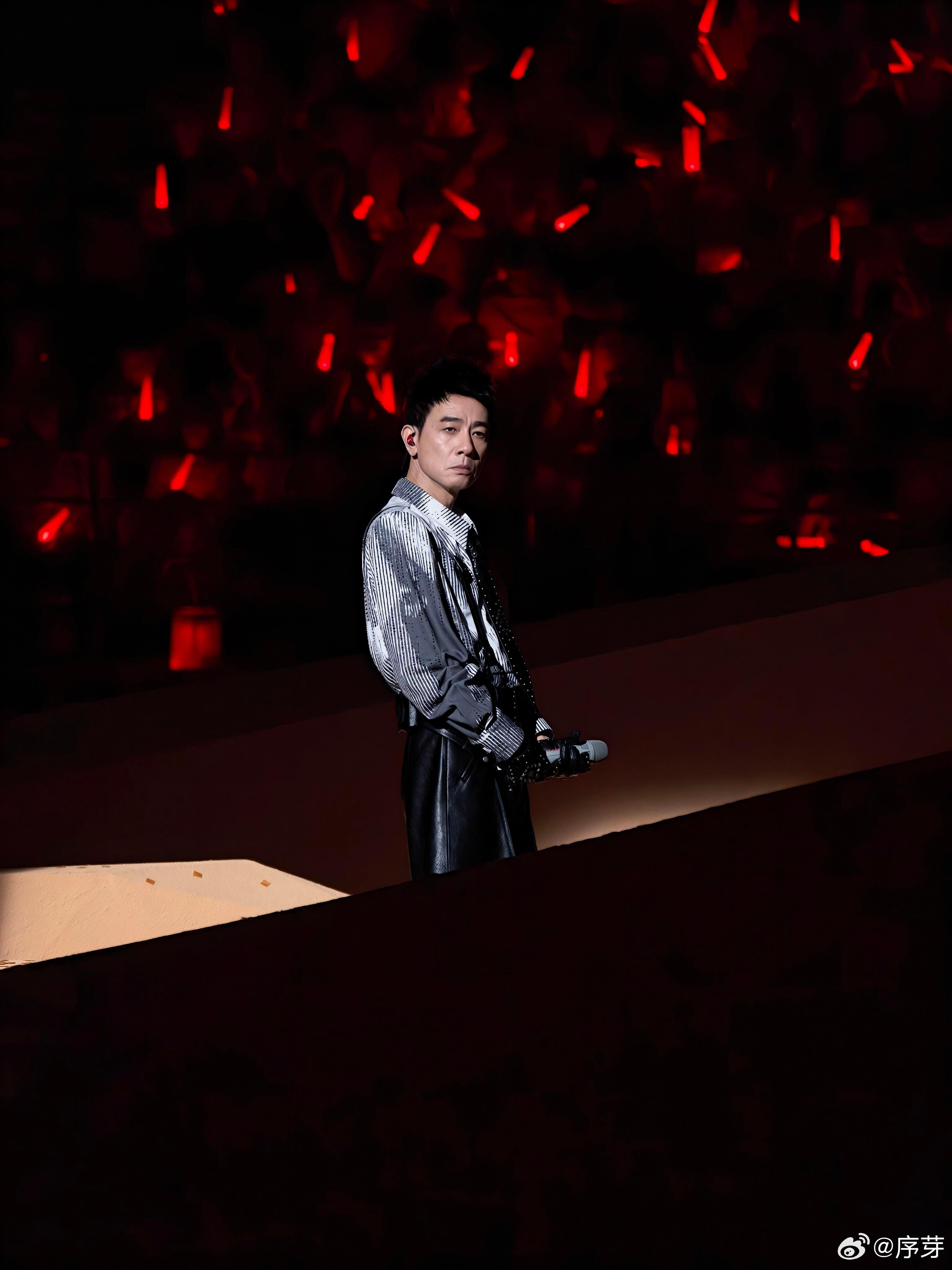 陈小春听劝 演出后迅速调整座位，陈小春的细心让每个细节都不被忽视，屏幕和座位的改