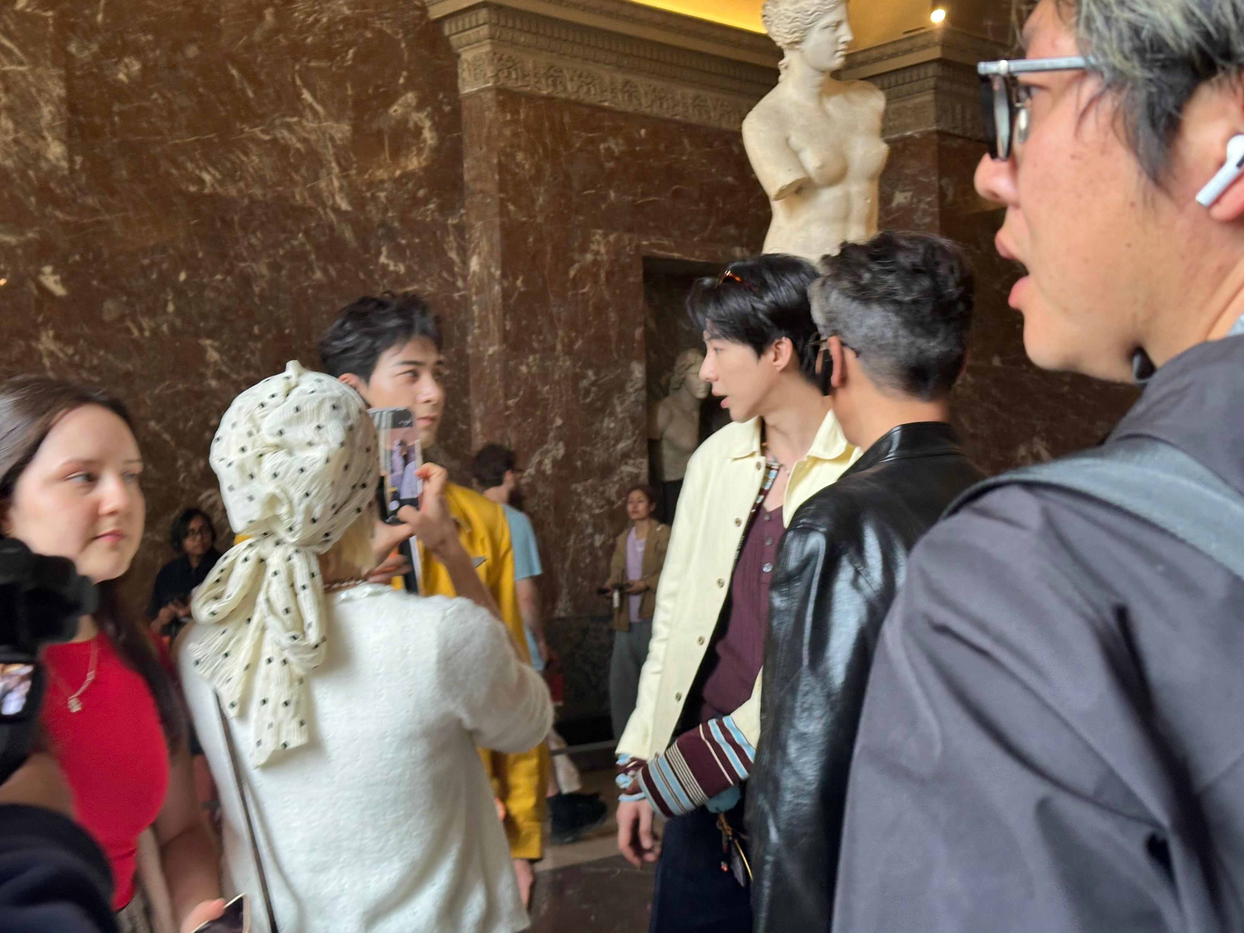 陈星旭卢浮宫在逃吹笛少年陈星旭从名画里走出来的吧 谁懂啊，他拿着笛子往那儿一站，