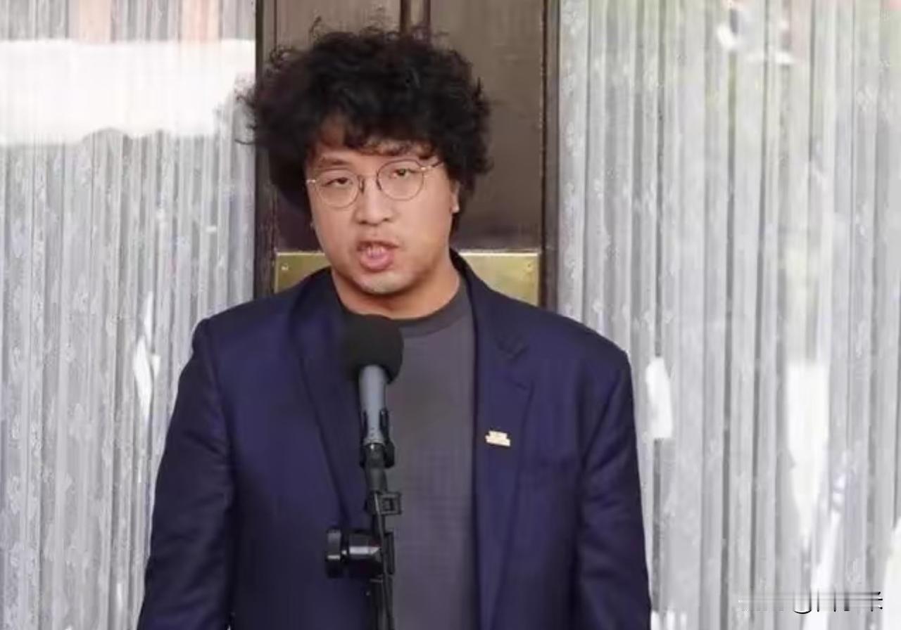 关于沈伯洋的父亲

去扒了扒，不扒不知道，一扒才知道

万万想不到，

沈伯洋的