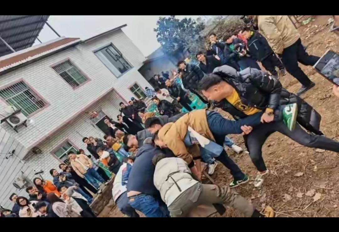 太震撼了！重庆姑娘一句“杀猪求帮忙”，竟引来上万人赴约，直播间30万人围观，这哪