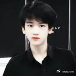 邓佳鑫我们的故事才刚开始你是舞台上闪闪发光的星星，每一次表演都让我心动不已，未来