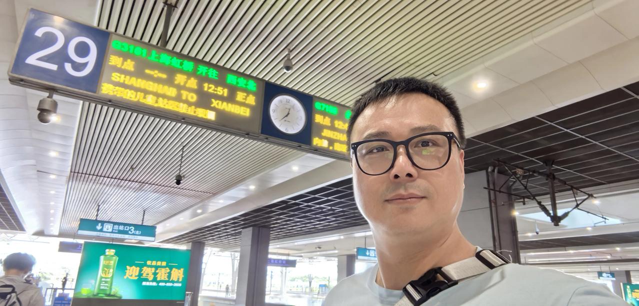 上海的铁路站台是禁烟的，空气新鲜，WIFi信号满格。

是不是还有很多地方的铁路