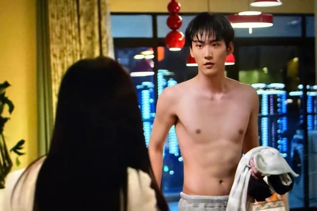 不要太溺爱内娱男明星了吧？能不能下功夫练练，周柯宇这白斩鸡身材真的不是开玩笑？看