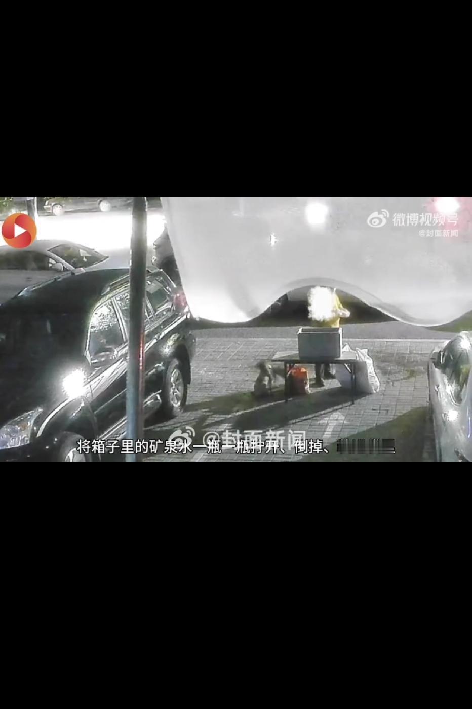 山西大同，一家特产店门口的免费爱心水频频夜间“离奇清空”。店主调取监控才发现，一