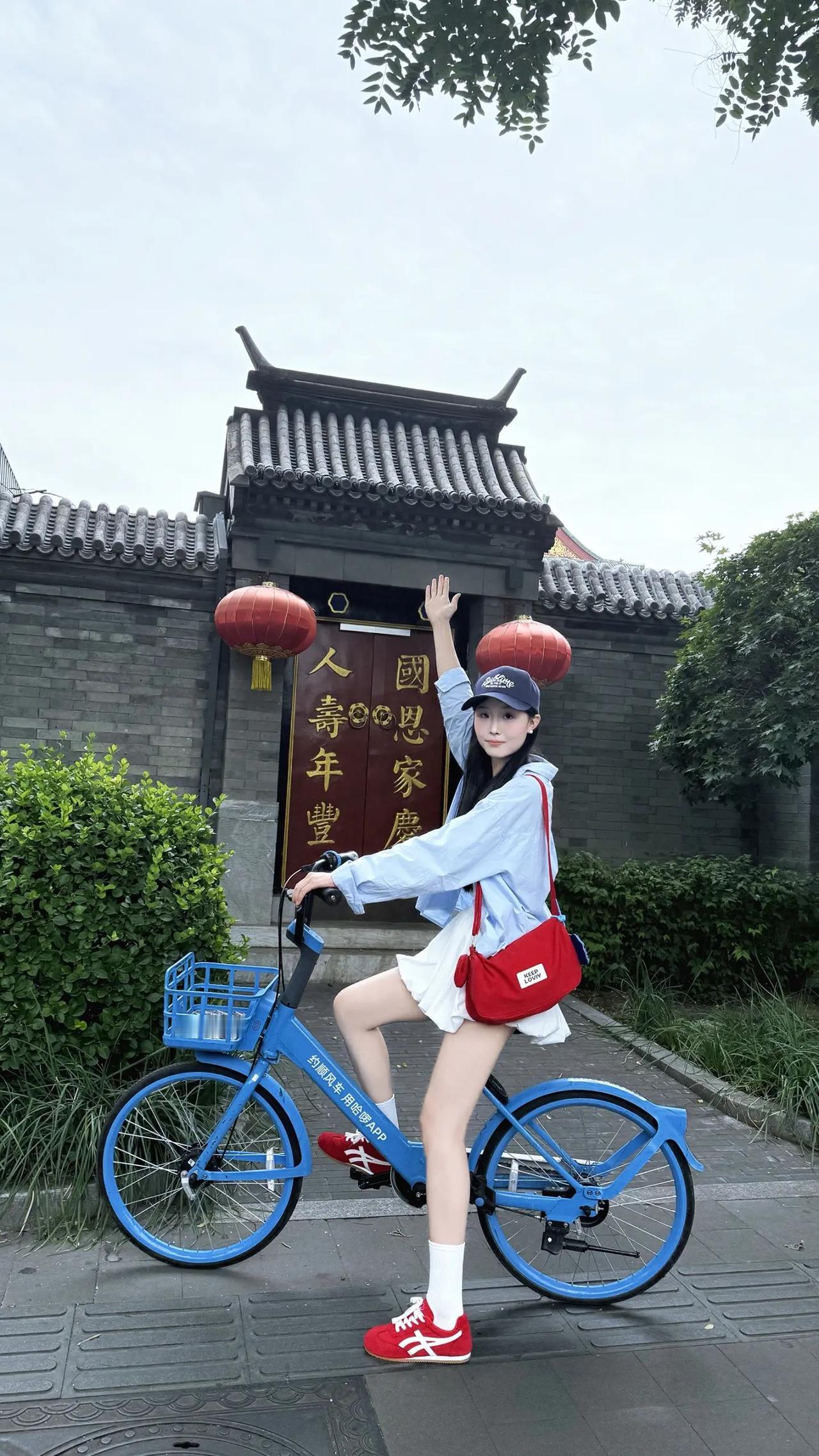 人境车声里，笑语闹春光。