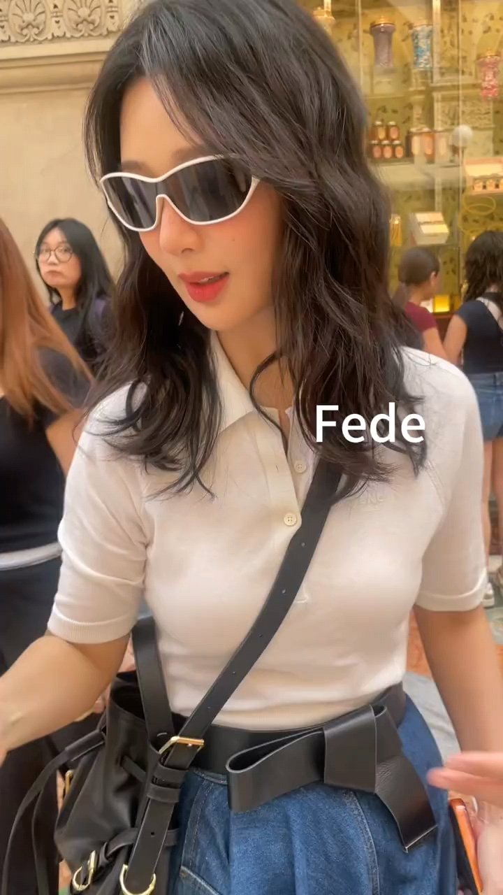 杨紫海外行程时被路人偶遇路人偶遇被杨紫美貌征服毋庸置疑，真的被这个路人偶遇视频美