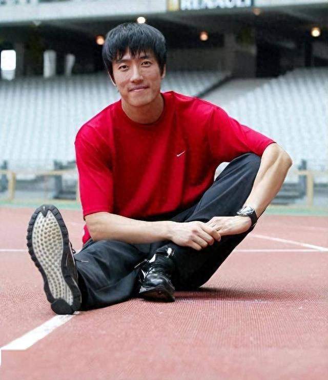 刘翔年入三千万却被体育局要求二选一，买断费仅百万引爆体制争议