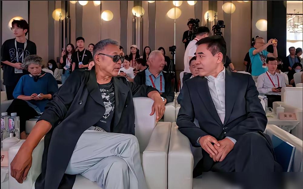 陈道明跟陈宝国聊天，墨镜焊在脸上，网友炸了：这么大谱？
 
你以为这是王不见王？