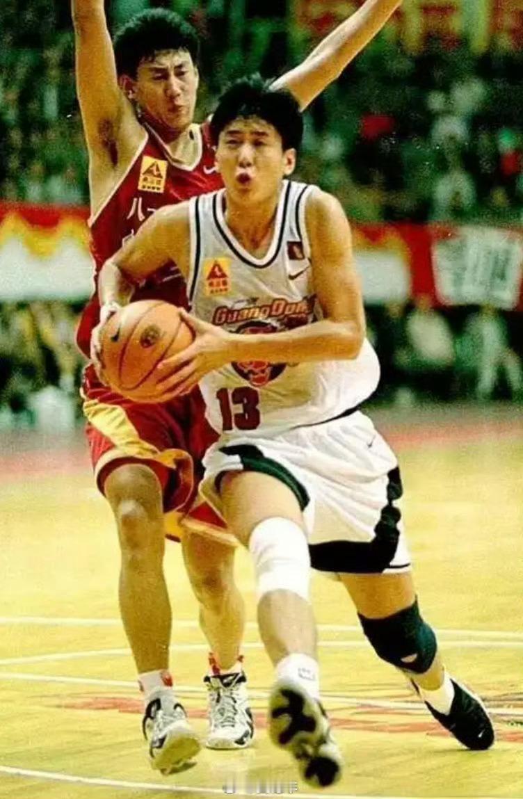 丁伟：广东宏远这个地方的篮球文化和其他地方的还是不太一样，所有来过宏远的人一开始