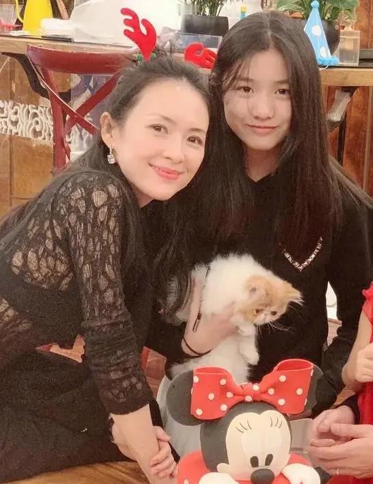 汪峰的大女儿小苹果如今成年了，一个人在国外读书呢，但离婚后的章子怡会带继女小苹果