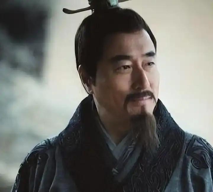 萧何为了自保，竟然贪污，惹老百姓生气。
西汉时期，萧何和刘邦在沛县起兵，一路踉踉