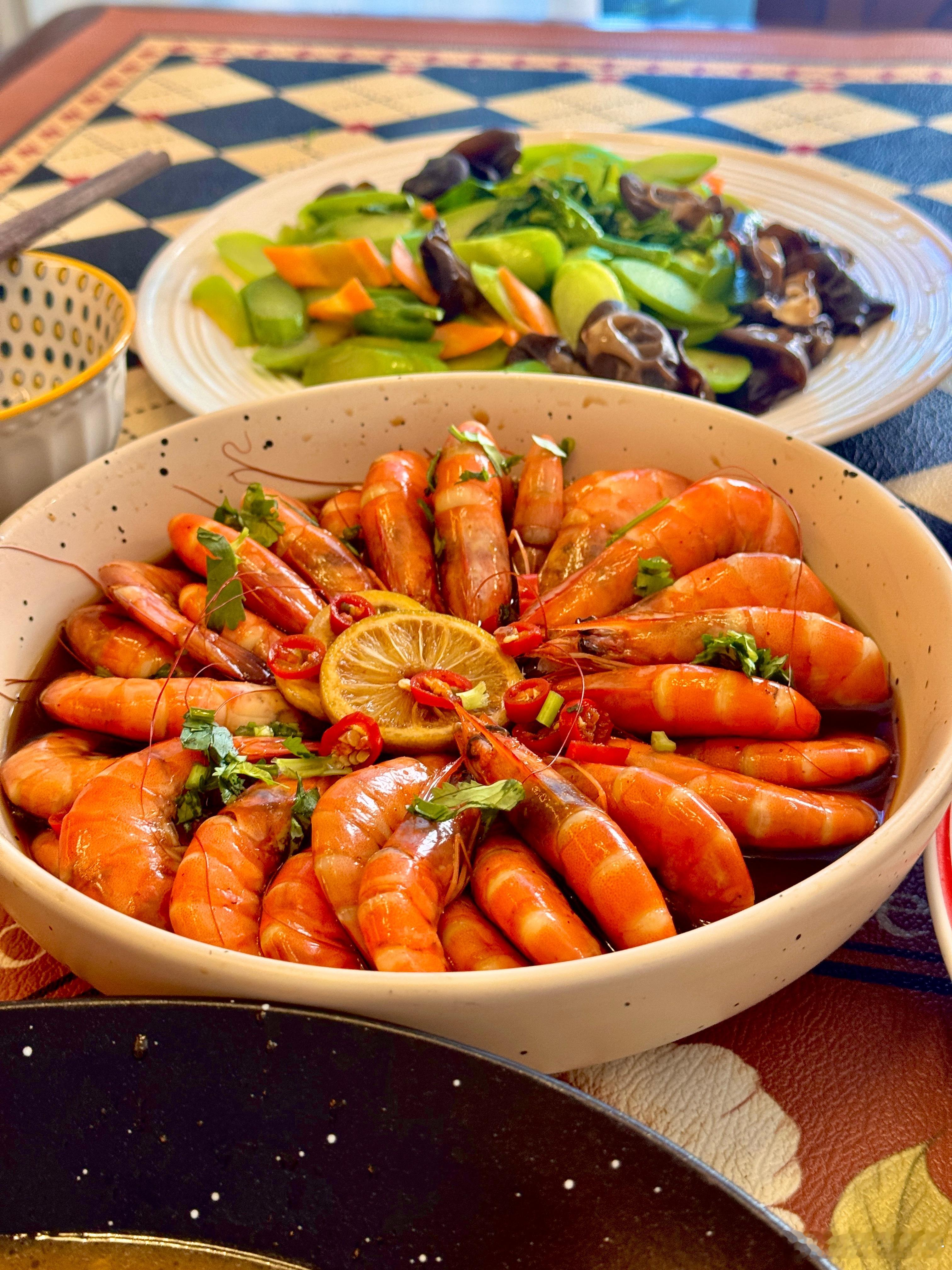 我的新年第一餐来喽！四个人的新年也要认认真真过呀！整了六个菜，也祝愿大家新年都能