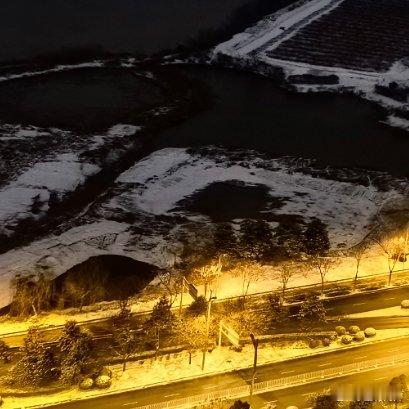 雪花好几天都没融化，天气够冷的 