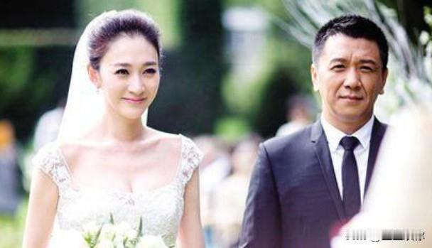 不管新闻怎么揣测，我依然觉得李小冉这是战术性离婚。她和前夫做了十几年好友才步入婚