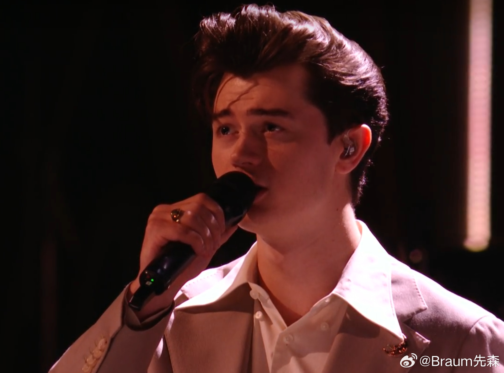 第一个节目就搞假唱，下季别办了。歌手总决赛