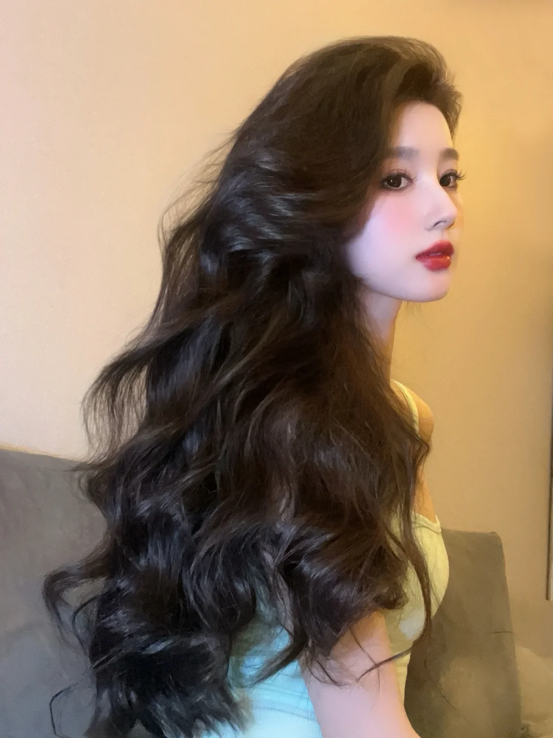 现在我的头发可以说是蓬松到顶起一瓶汽水
