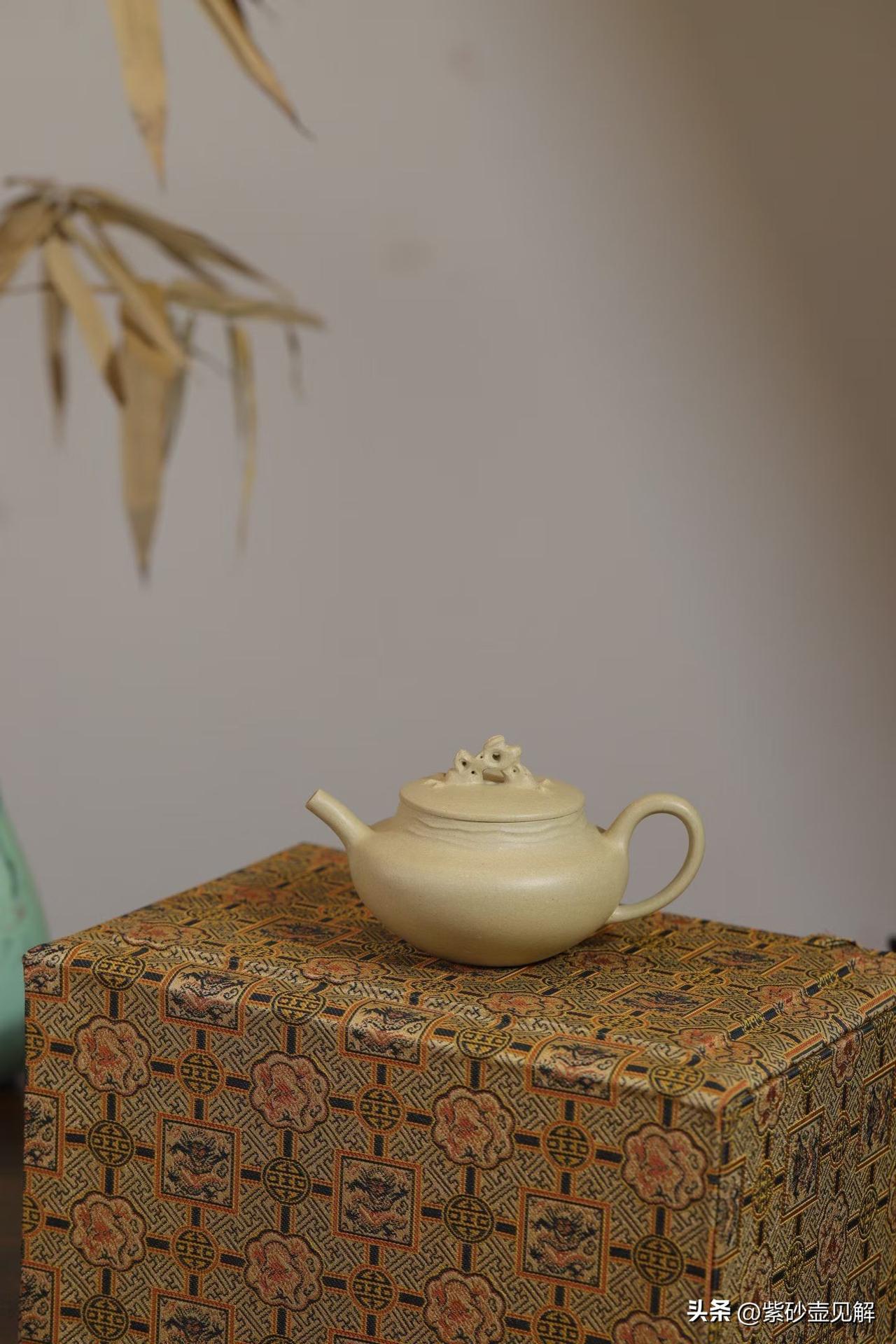 紫砂壶的“职称泡沫”要破了？大师作品流拍，背后真相扎心
紫砂圈有个怪现象：壶还没