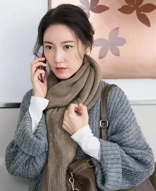  大嫂吴菲的扮演者高露，1982年10月8日出生于北京市，演员，毕业于中央戏剧学