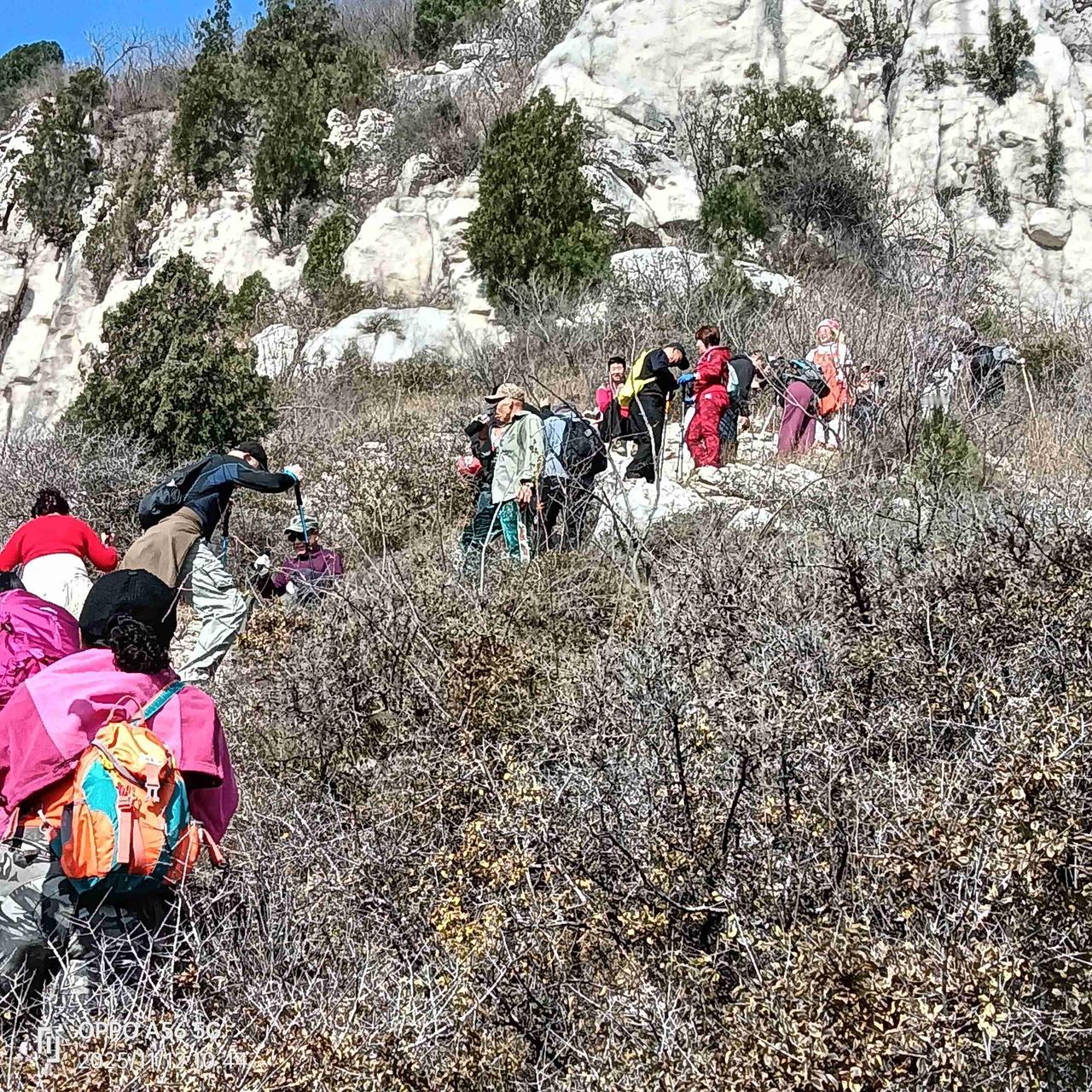 带定位晒今日生活 今天心情轻松愉快，抬头一看，竟是个大晴天！阳光毫无保留地洒在身