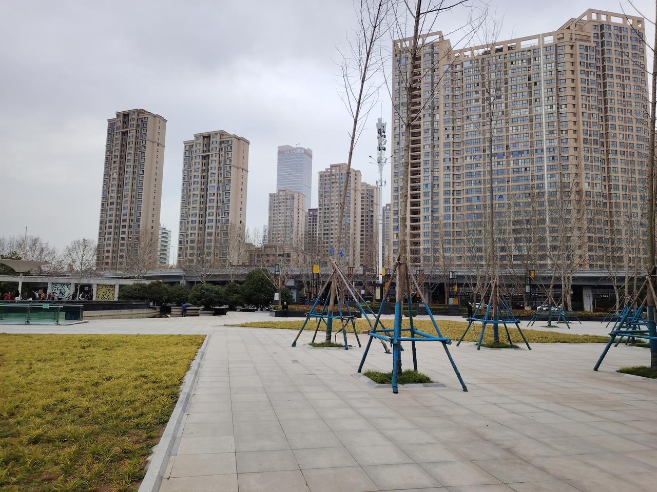 校长任上十八年，
总务主任频换迁。
流水兵来将不换，
权柄紧握在掌间。

账目从