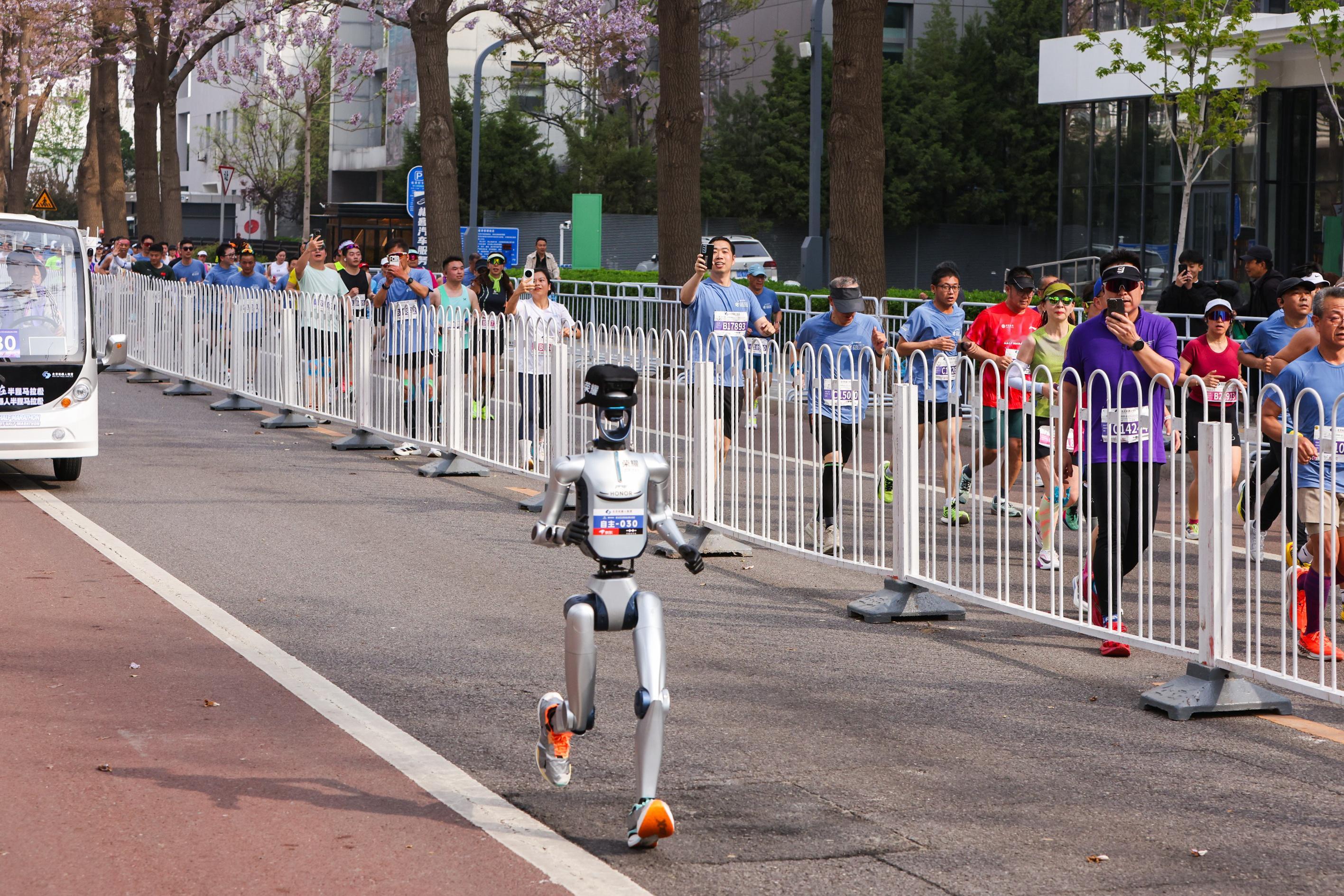 亦庄机器人半马，荣耀第一次参赛，打破人类半马纪录，拿了冠军，霸榜前六。各大社媒平