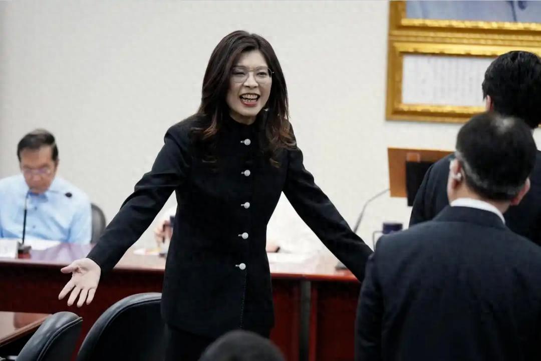 ·台海风向大变！中山装明立场，统一红利暖台胞
 
近期台海政坛出现一系列关键信号