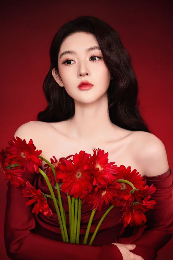 王玉雯这么红那么美 王玉雯这么红那么美，红得绚烂，美得灵动！她就像夜空中最亮的星