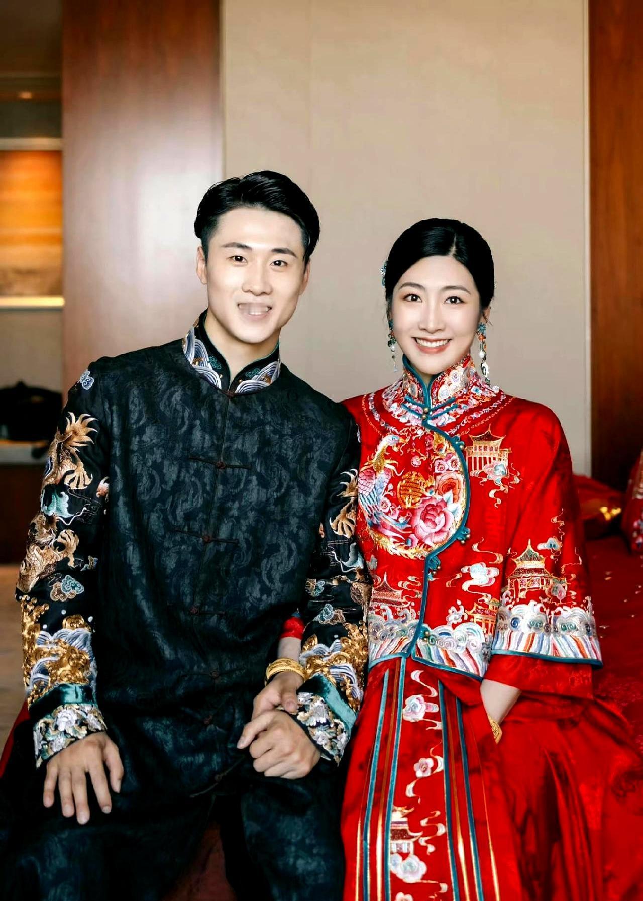 医生问她左膝半月板要不要切，他蹲下来握住她的手说：有我在。
那年徐梦桃28岁，刚