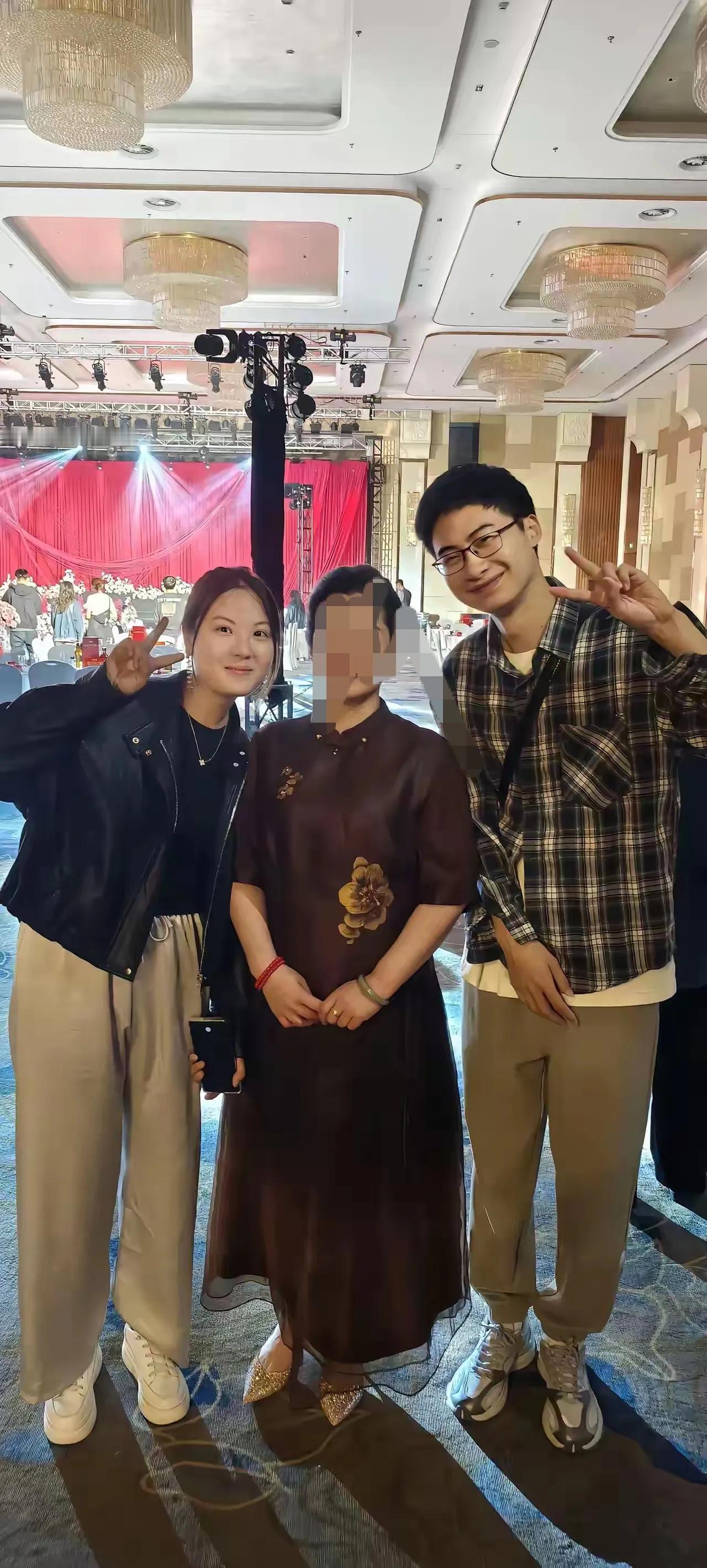 如今的庞众望是高富帅哦，他不仅有迷妹还有迷姐还有迷姨…一大堆的女粉丝，当然也包括