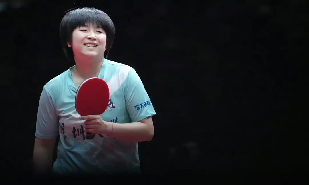 站着录完，她腰不疼了
 
深大乒乓球社今天放出的15秒短片里，莎莎稳稳站着，腰板