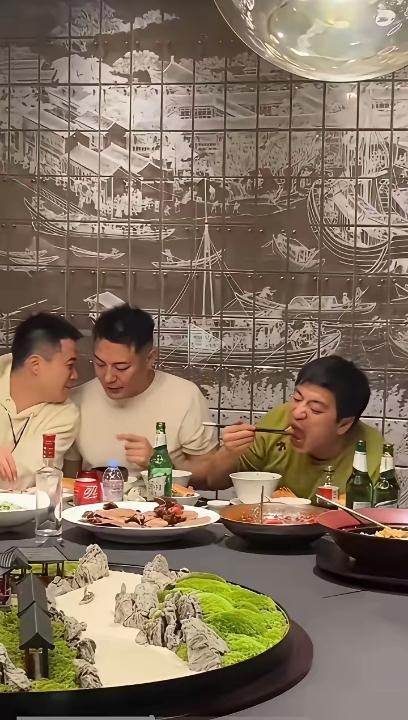 不知道的看到这张照片以为他不懂酒桌文化，可当你真正了解他的时间多么紧张的时候，你