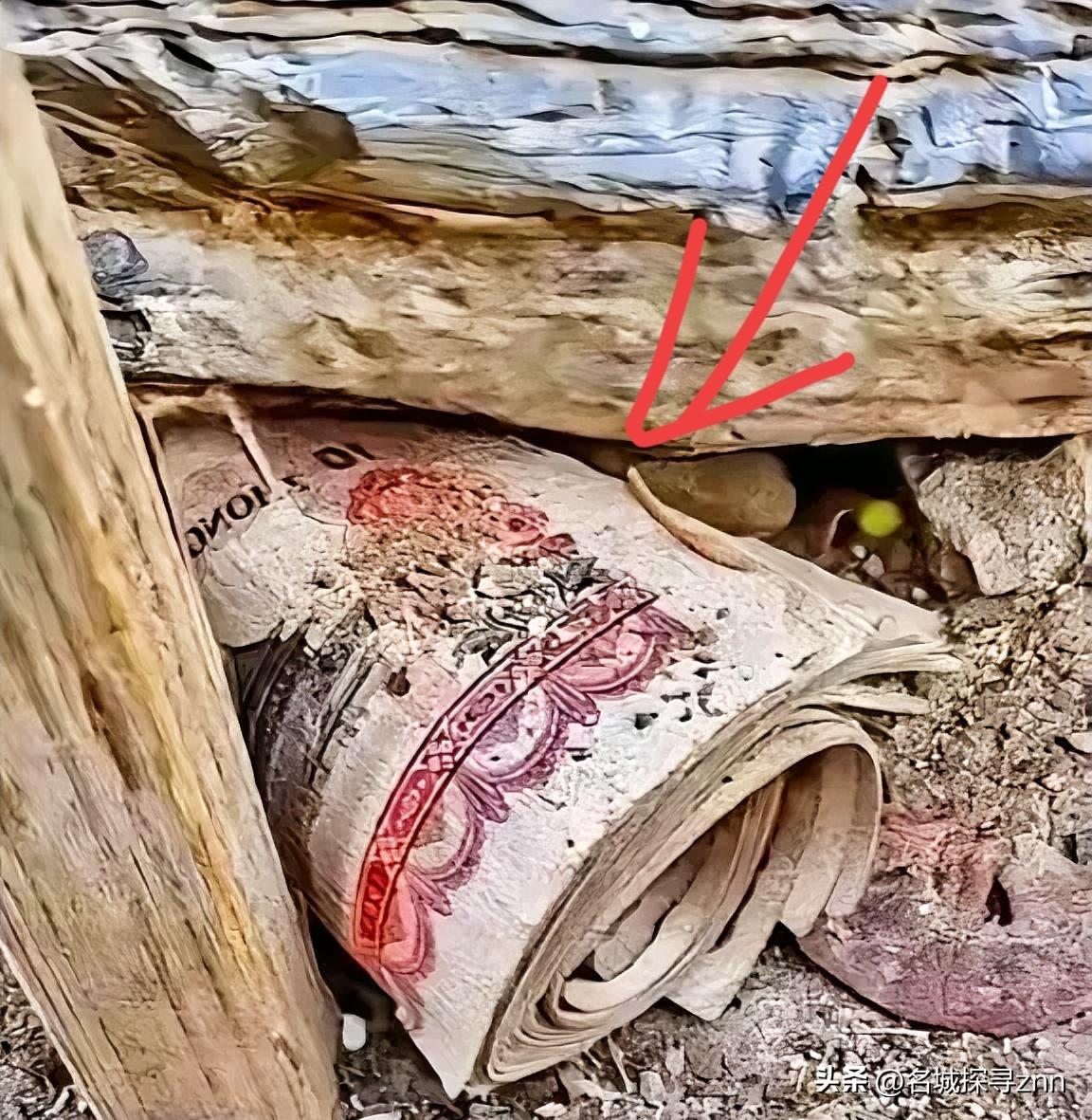 贵州，一男子拆除祖屋老房子时，意外从过世多年奶奶的床板缝里翻出一沓过期的钞票，这