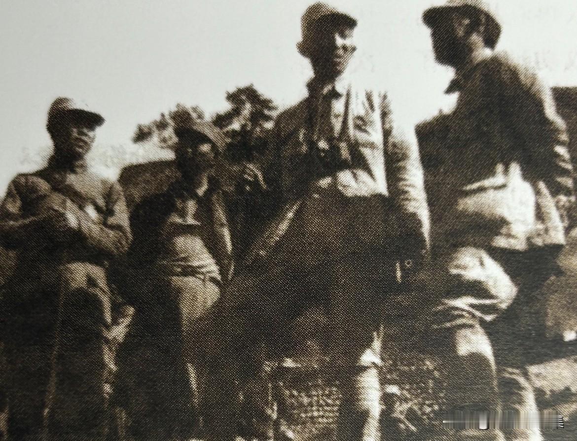 1940年百团大战中，在关家垴战斗的前沿阵地上，左二、三、四为谢富治、陈赓、罗瑞