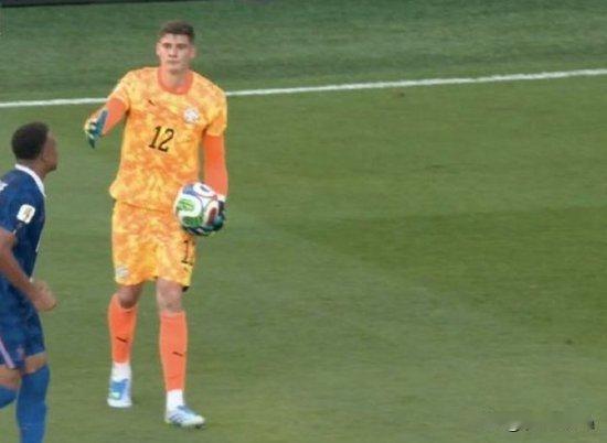 世界杯淘汰赛法国1-0击败巴拉圭成功晋级，赛后一幕引发巨大争议。终场哨声响起，姆