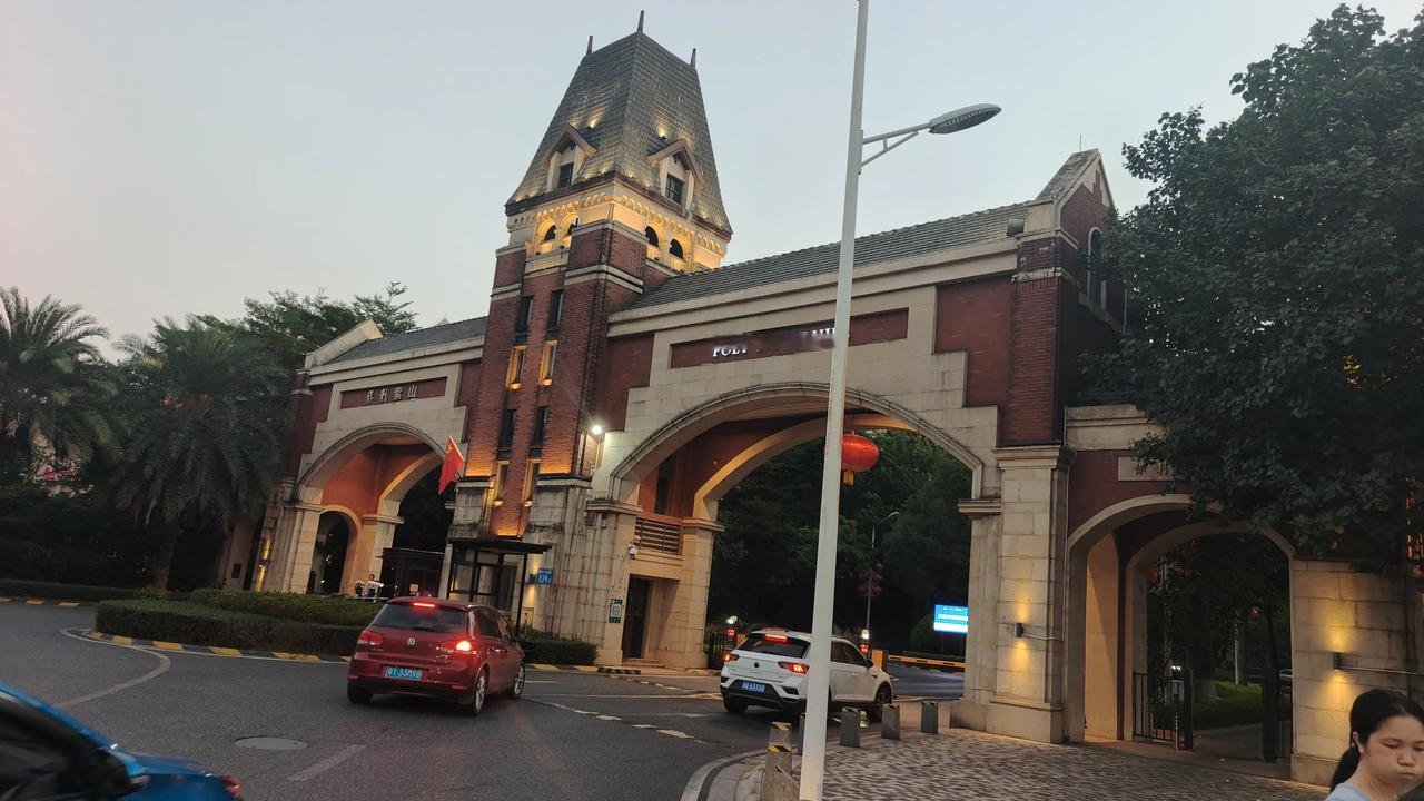 下午我又去登展旗峰，在展旗楼花了18元买了一杯美式咖啡，我每次都是饮美式咖啡，我