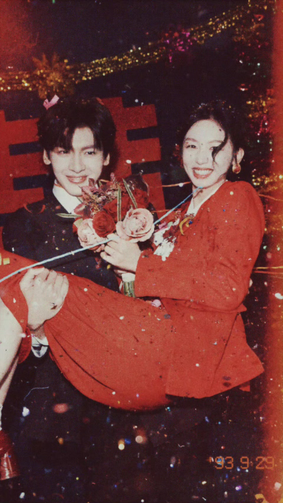 啊啊啊我们兰周真的拍了年代感婚纱照好有经济上行时期的明媚吧🥹周也翟潇闻年代感婚